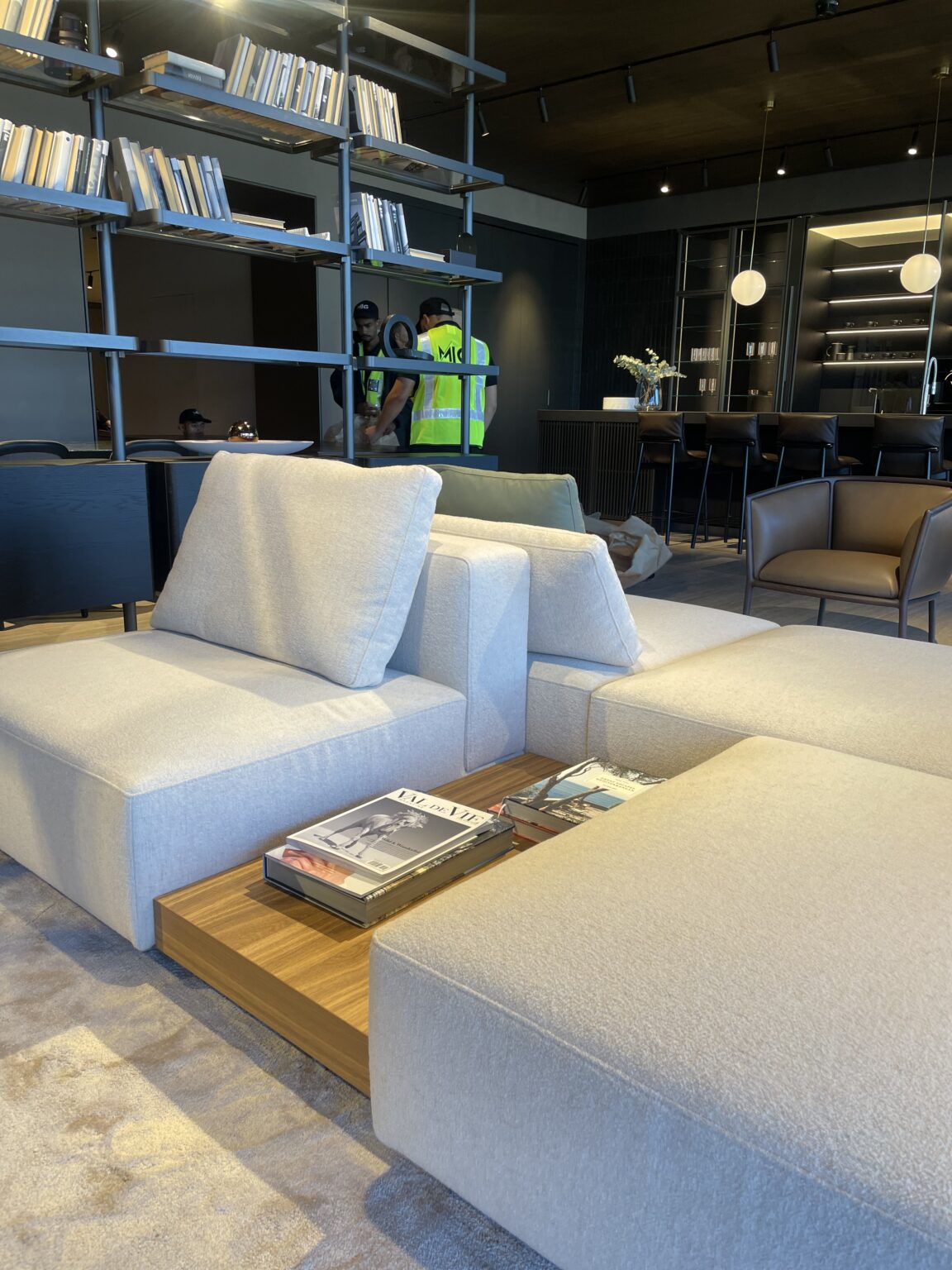 COMMERCIAL PROJECT: INTERIOR DESIGN MOVE - Migco